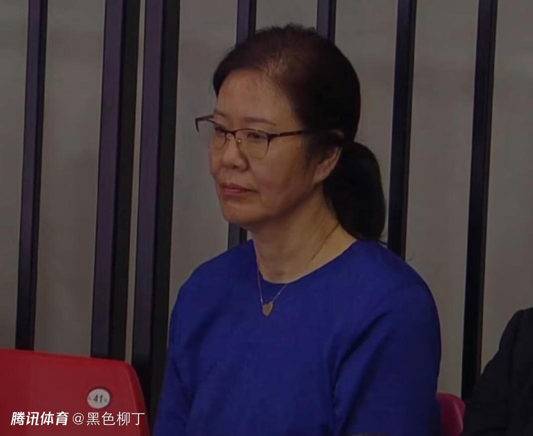 此前拉齐奥主帅萨里不满中场球员贝西诺的比赛态度，并对他内部停赛，贝西诺因此落选了意大利杯比赛大名单。